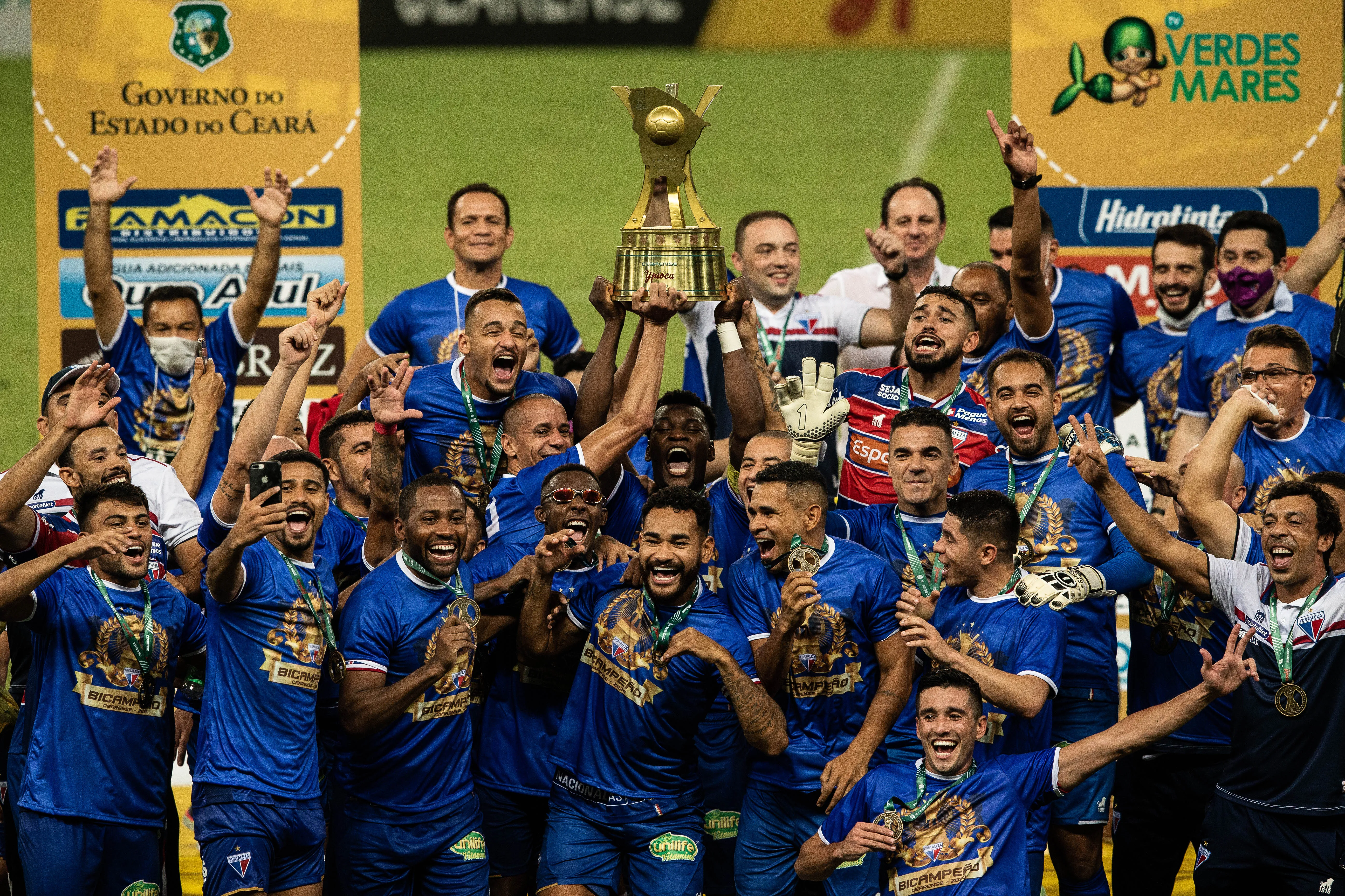 Profissionais do Fortaleza erguem a taça de bicampeão cearense