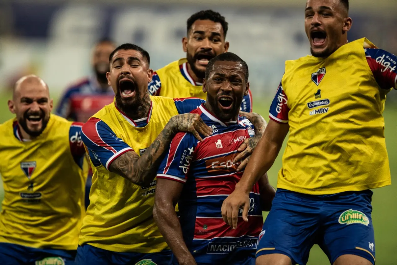 Imagem da notícia Bastidores do Clássico-Rei têm clima quente na arquibancada, brilho de Tinga e festa tricolor