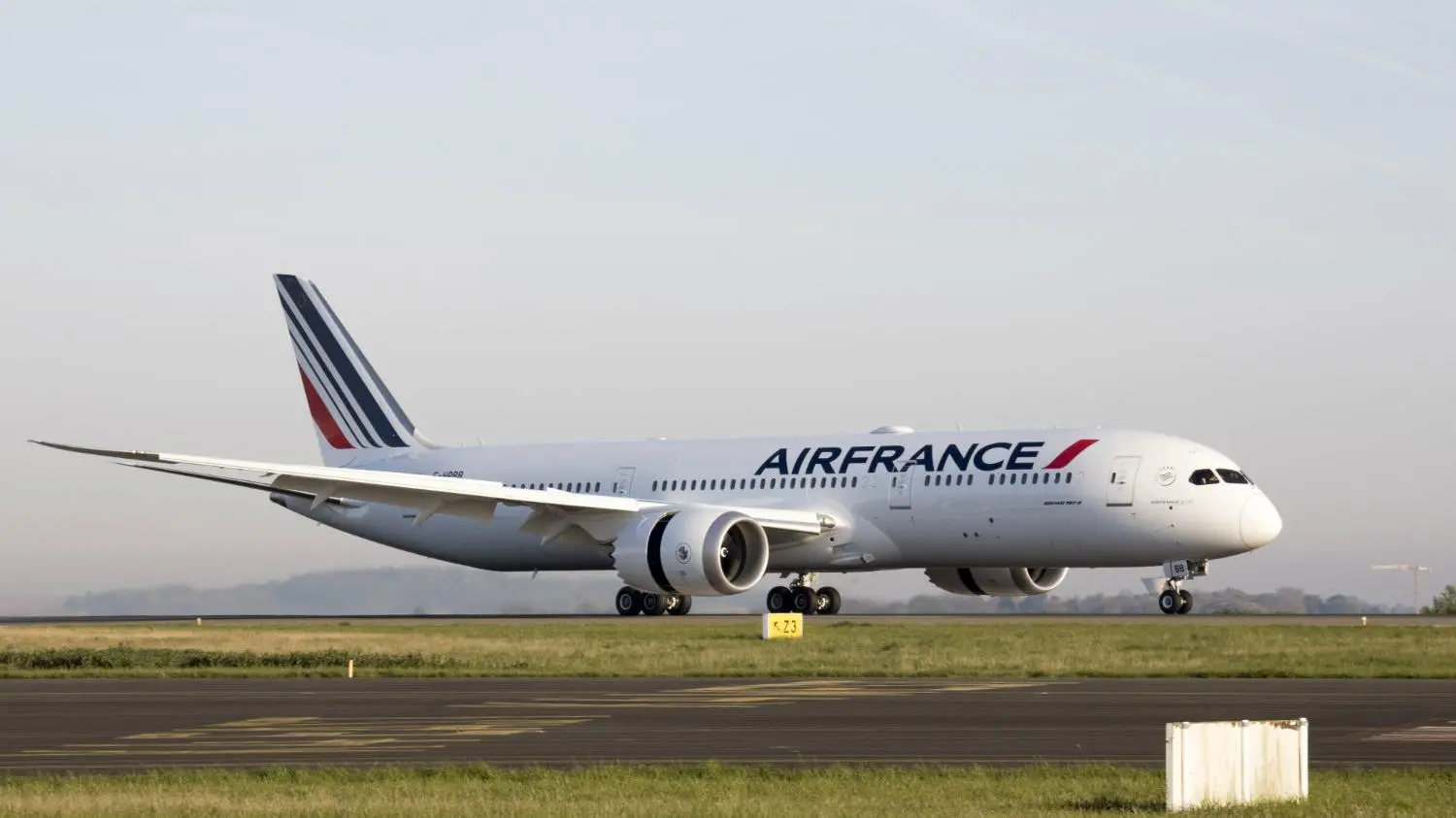 Imagem da notícia: Air France suspende rota Paris-Fortaleza devido a aumento de casos de Covid-19