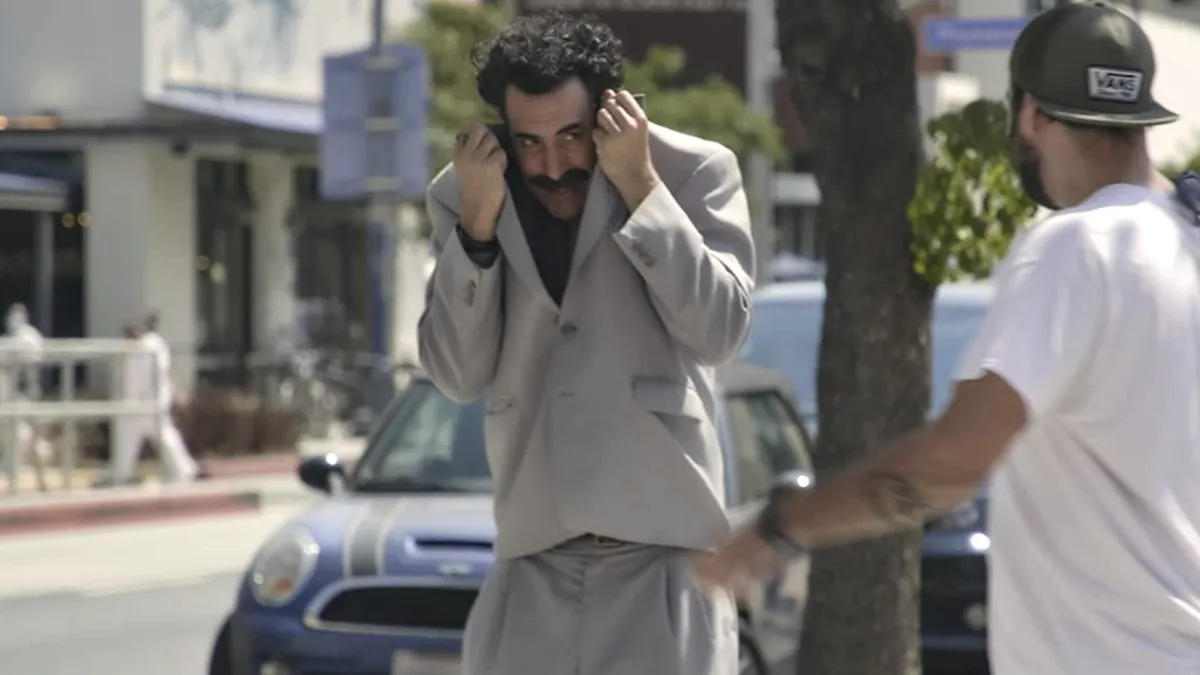Os disfarces de Borat ao longo do filme também são alguns dos motivos das risadas certeiras