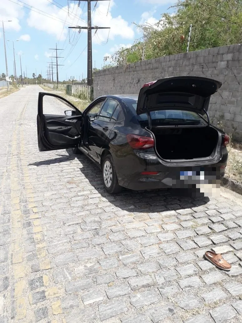 Carro do motorista abandonado próximo ao corpo na rua Geógrafo Antônio Rodrigues Zaranza