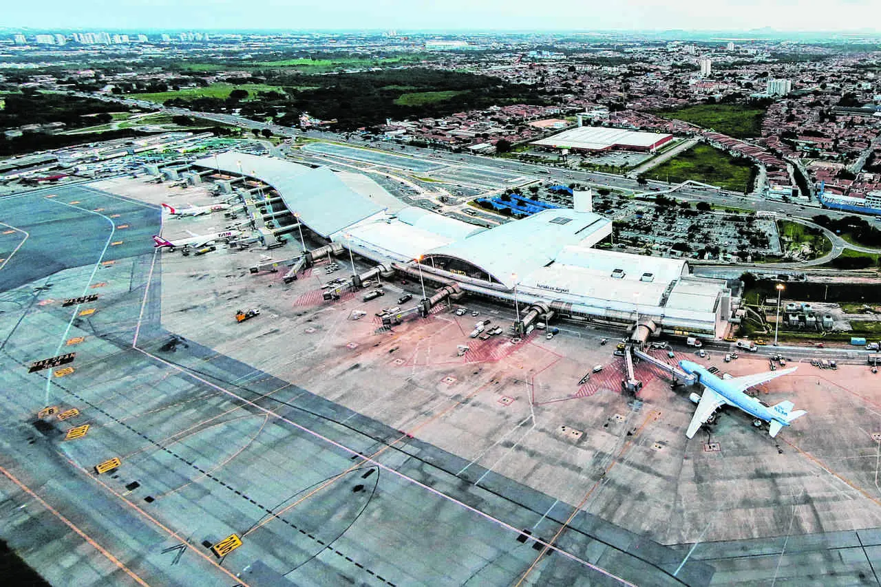 Imagem da notícia: Com Covid-19 e isolamento social, setor aéreo teve pior ano da história