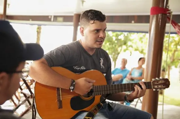 Imagem da notícia: Cantor sertanejo conhece a filha recém-nascida após ficar 24 dias perdido na mata
