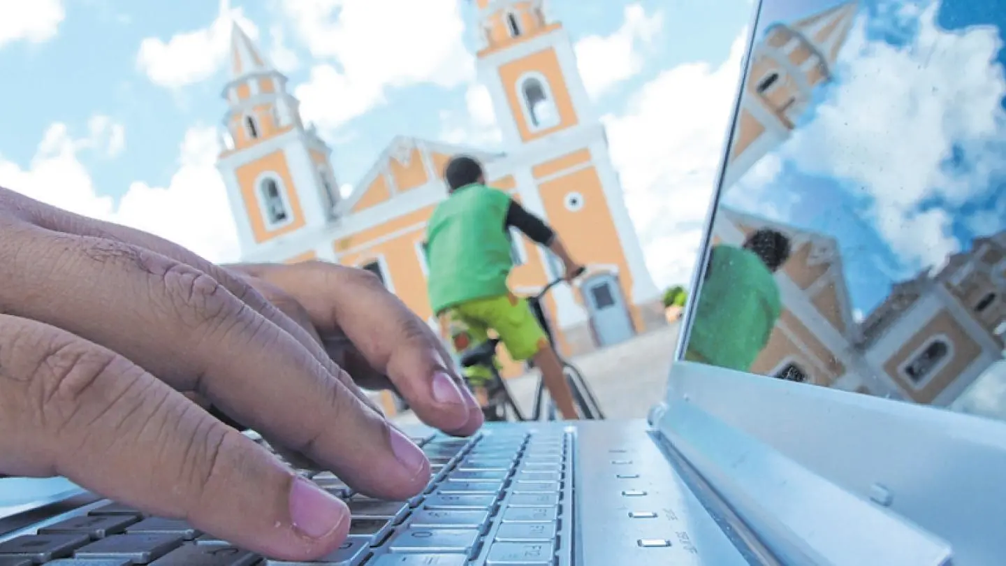 Imagem da notícia: Rede de fibra óptica do Ceará atrai investidores privados para elaboração de cidades inteligentes