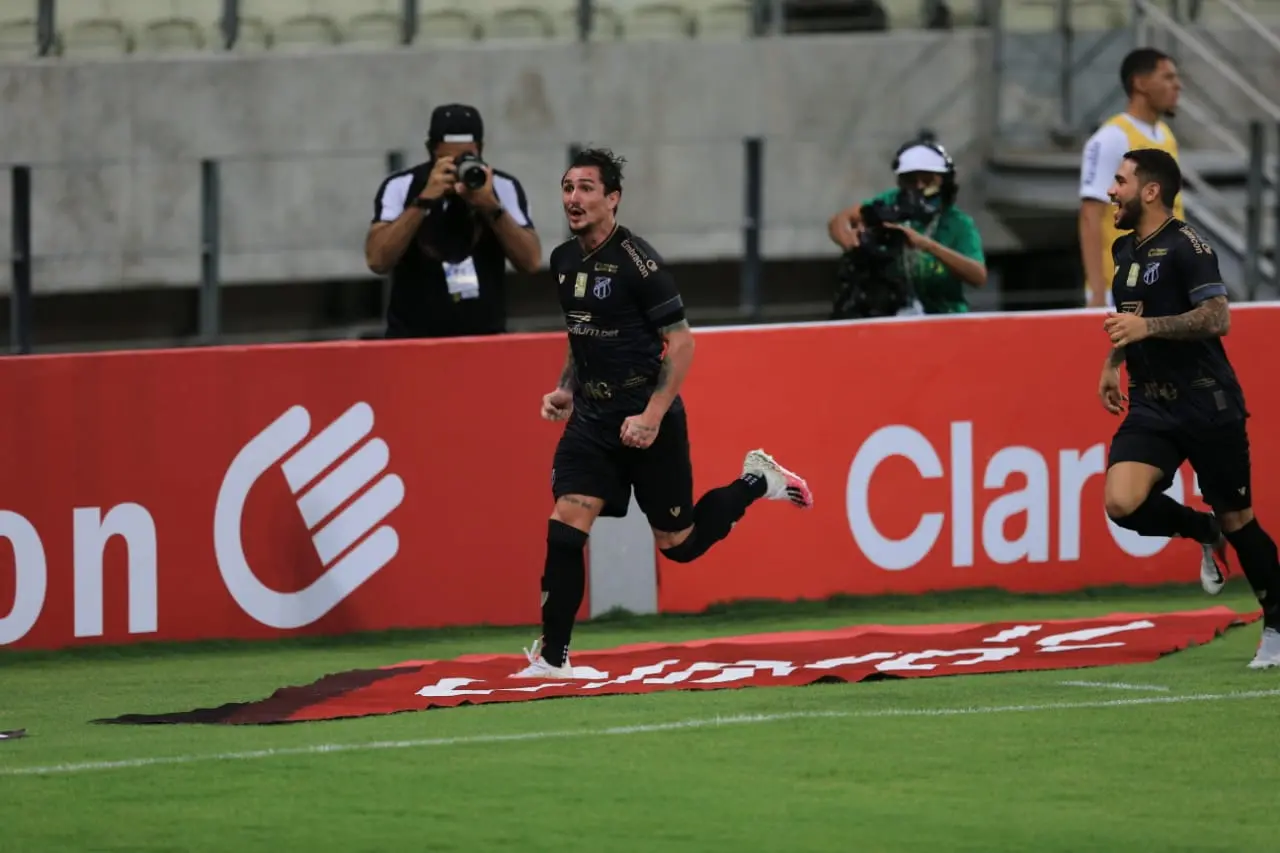 Imagem da notícia: Herói da classificação, Vina comemora fase no Ceará: 
