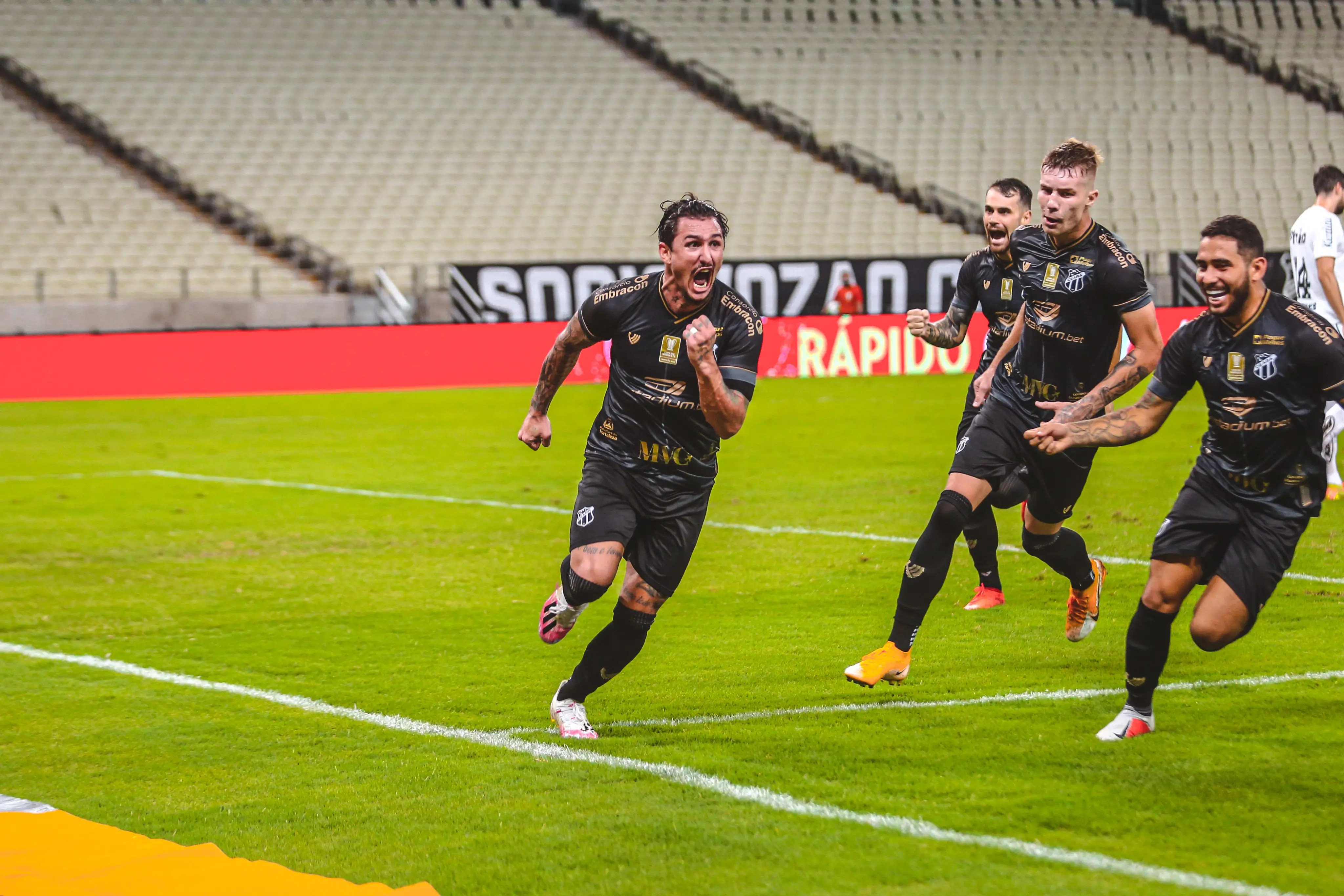 Imagem da notícia Elenco do Ceará ganha 'bicho milionário' na vitória contra o Santos; confira premiação