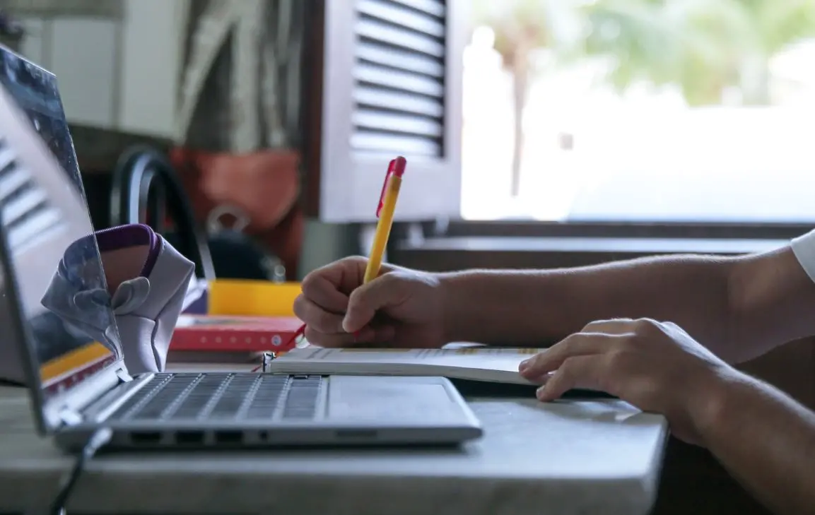 Imagem da notícia: Dificuldades no acesso à internet e na adaptação às aulas remotas desafiam candidatos do Enem 2020
