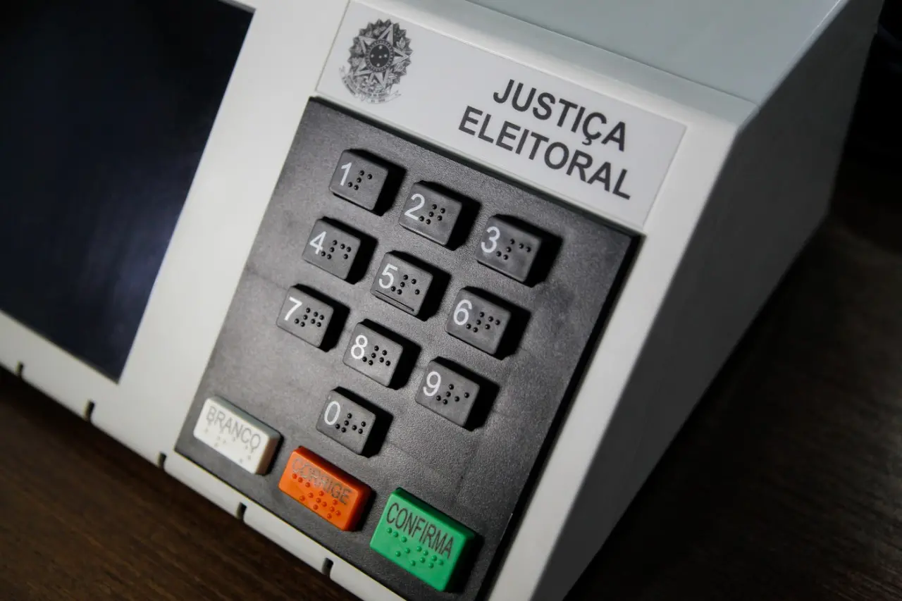 Imagem da notícia: Alexandre de Moraes dá 24h para PL incluir auditoria do primeiro turno em petição 