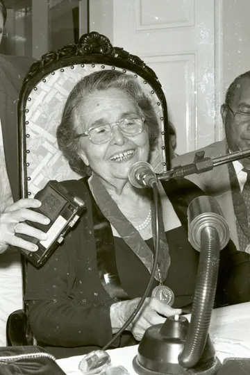 Rachel de Queiroz faz discurso de posse, na Academia Cearense de Letras, em 1994