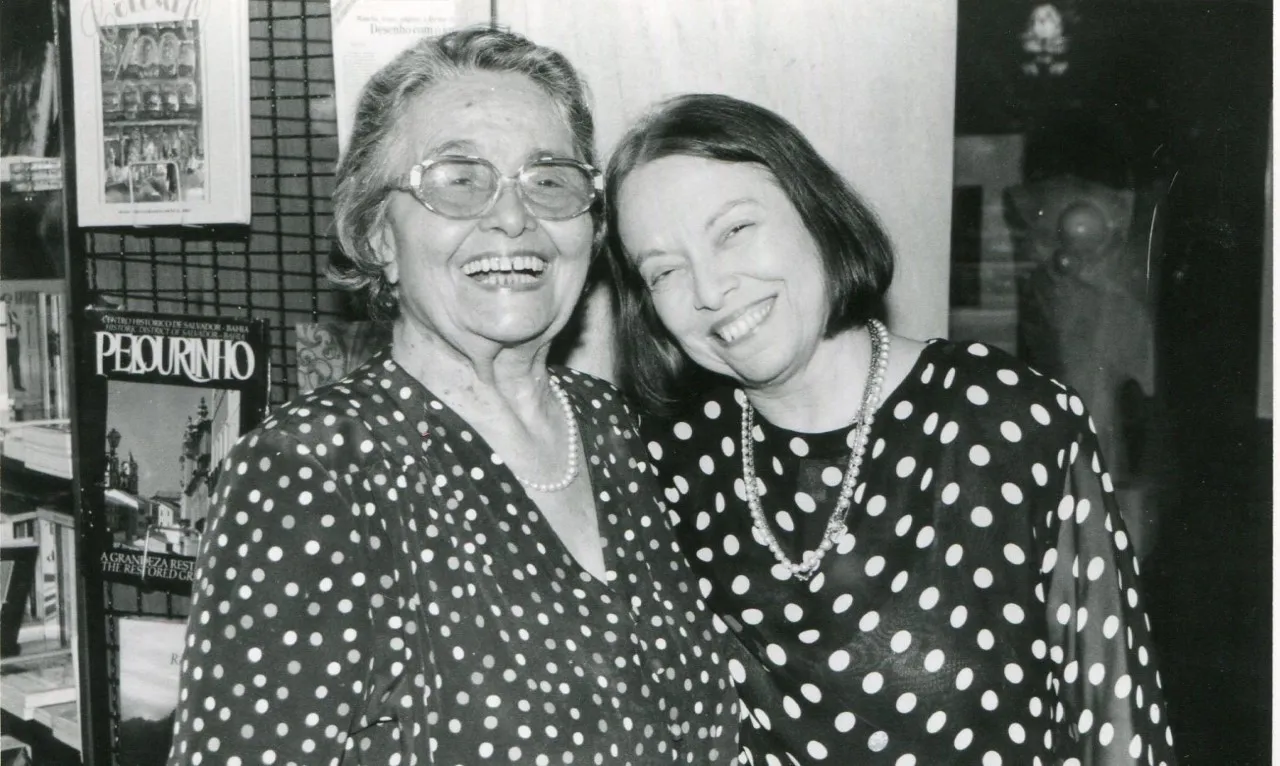 Rachel de Queiroz prestigia Nélida Piñon no lançamento do livro “O pão de cada dia”, em 1994