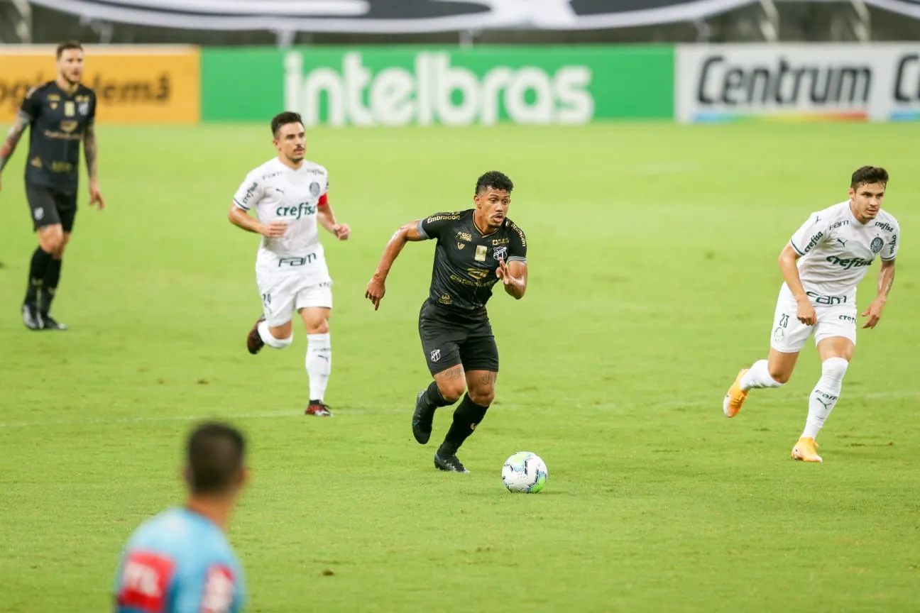 Sobral atuou como volante no duelo