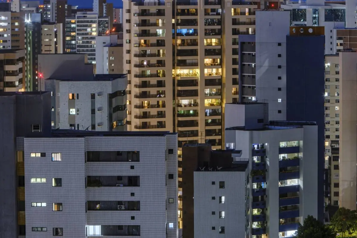 Imagem da notícia: Objeto em parapeito pode causar acidente e levar a processo; veja dicas para a vida em condomínio