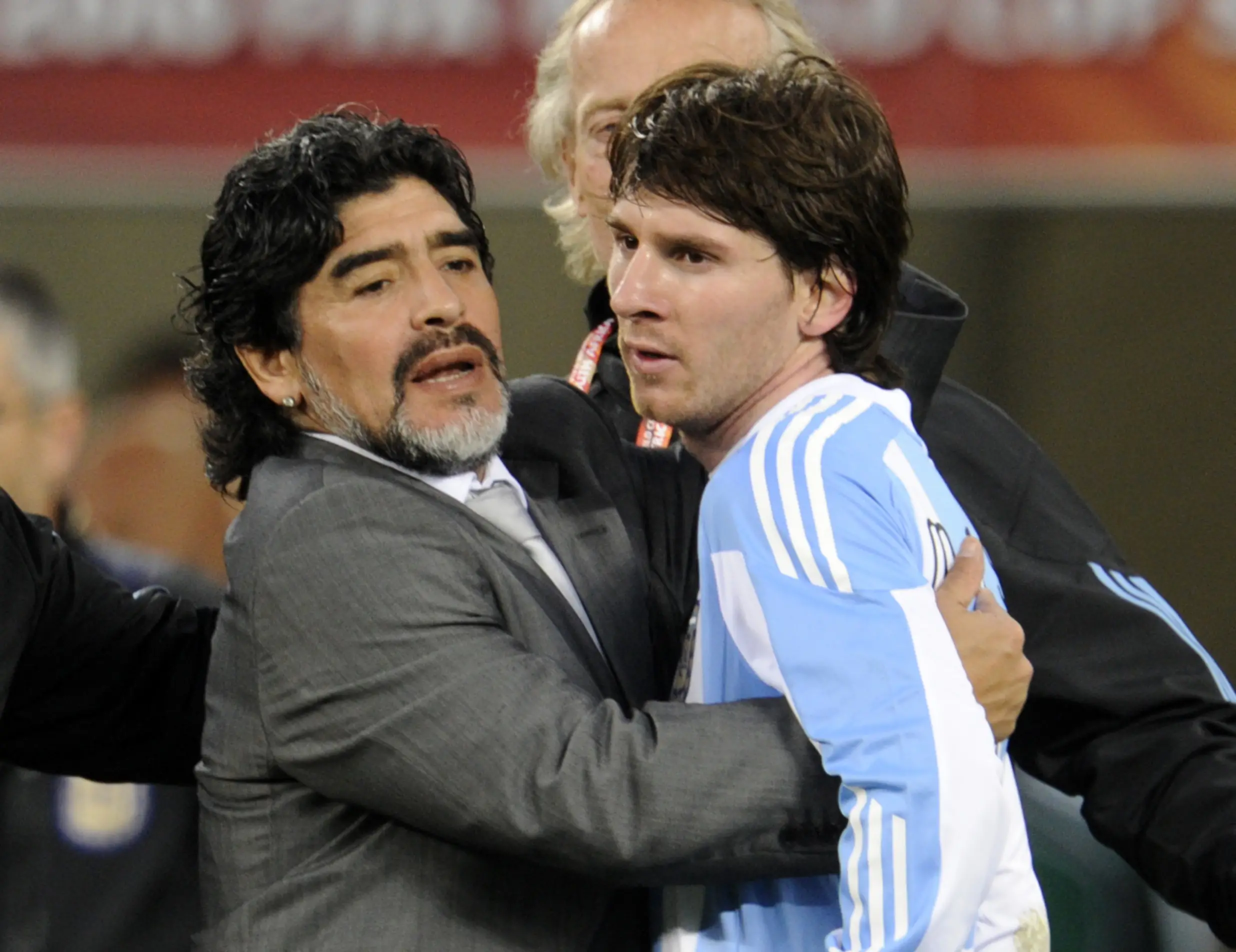 Imagem da notícia: Messi exalta Maradona: 'Nos deixa, mas não vai, porque Diego é eterno'