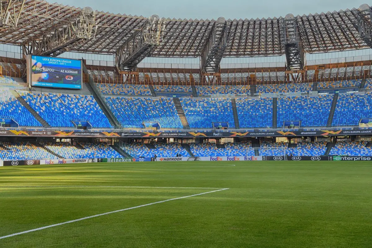Imagem da notícia: Estádio do Napoli muda de nome e homenageia Maradona após sua morte