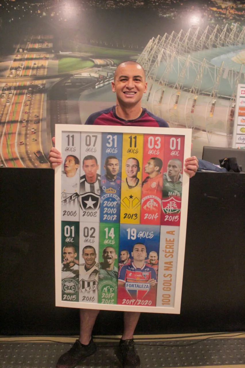 O Fortaleza entregou uma placa para Wellington Paulista em homenagem aos gols