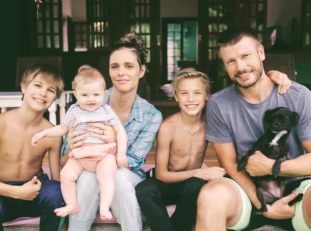 O casal, Rodrigo Hilbert e Fernanda Lima com os filhos, os  gêmeos Francisco e João, 12 e Maria Manoela, de um ano