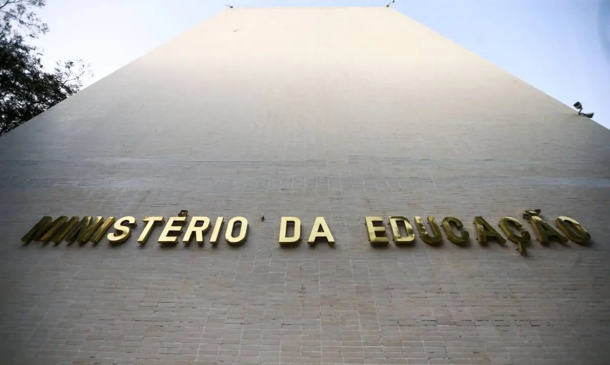 Imagem da notícia: MEC volta atrás sobre retorno das aulas presenciais em janeiro, após repercussão negativa