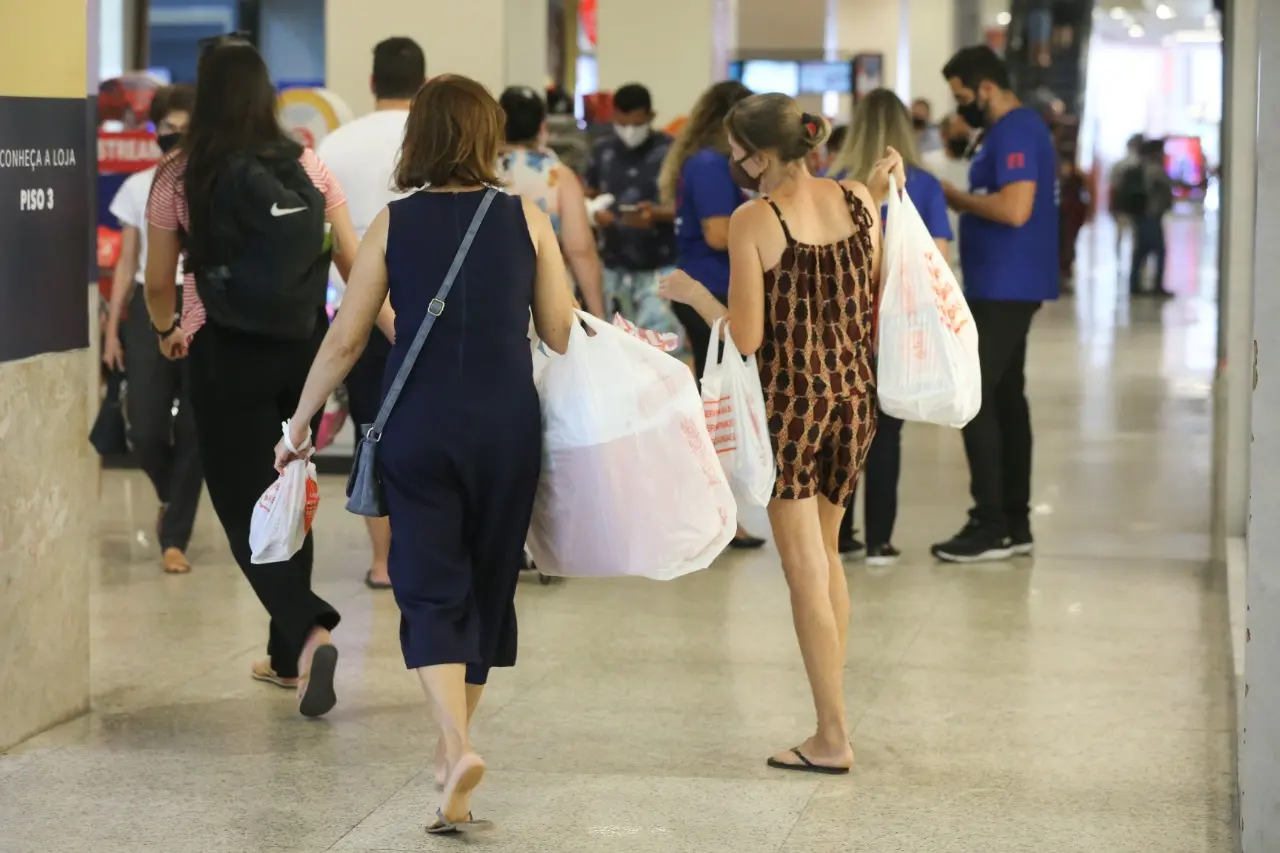 Imagem da notícia: Governo vai elaborar protocolos específicos para o Natal e Ano Novo; decreto atual será renovado