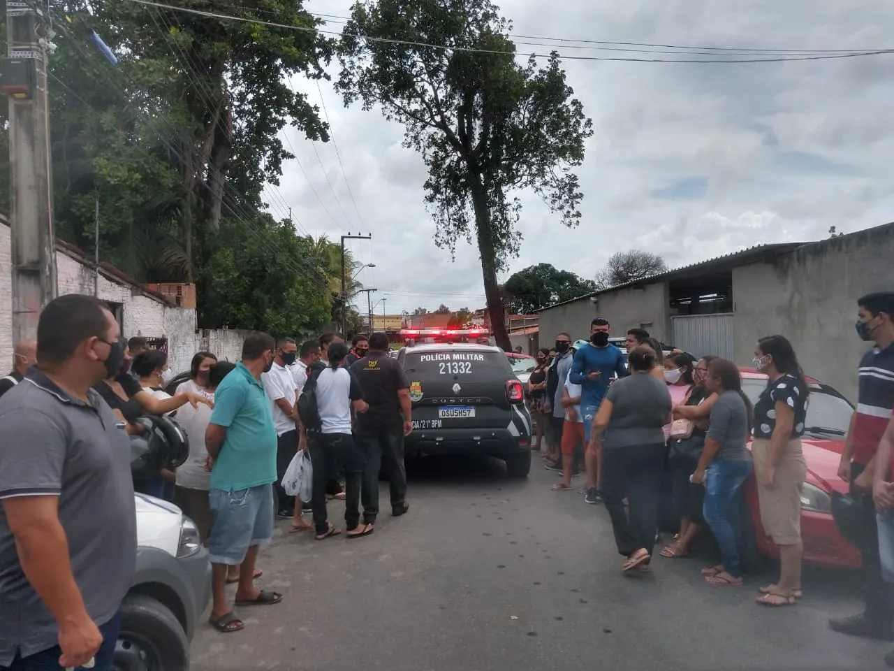 Dezenas de pessoas compareceram ao velório do motorista.