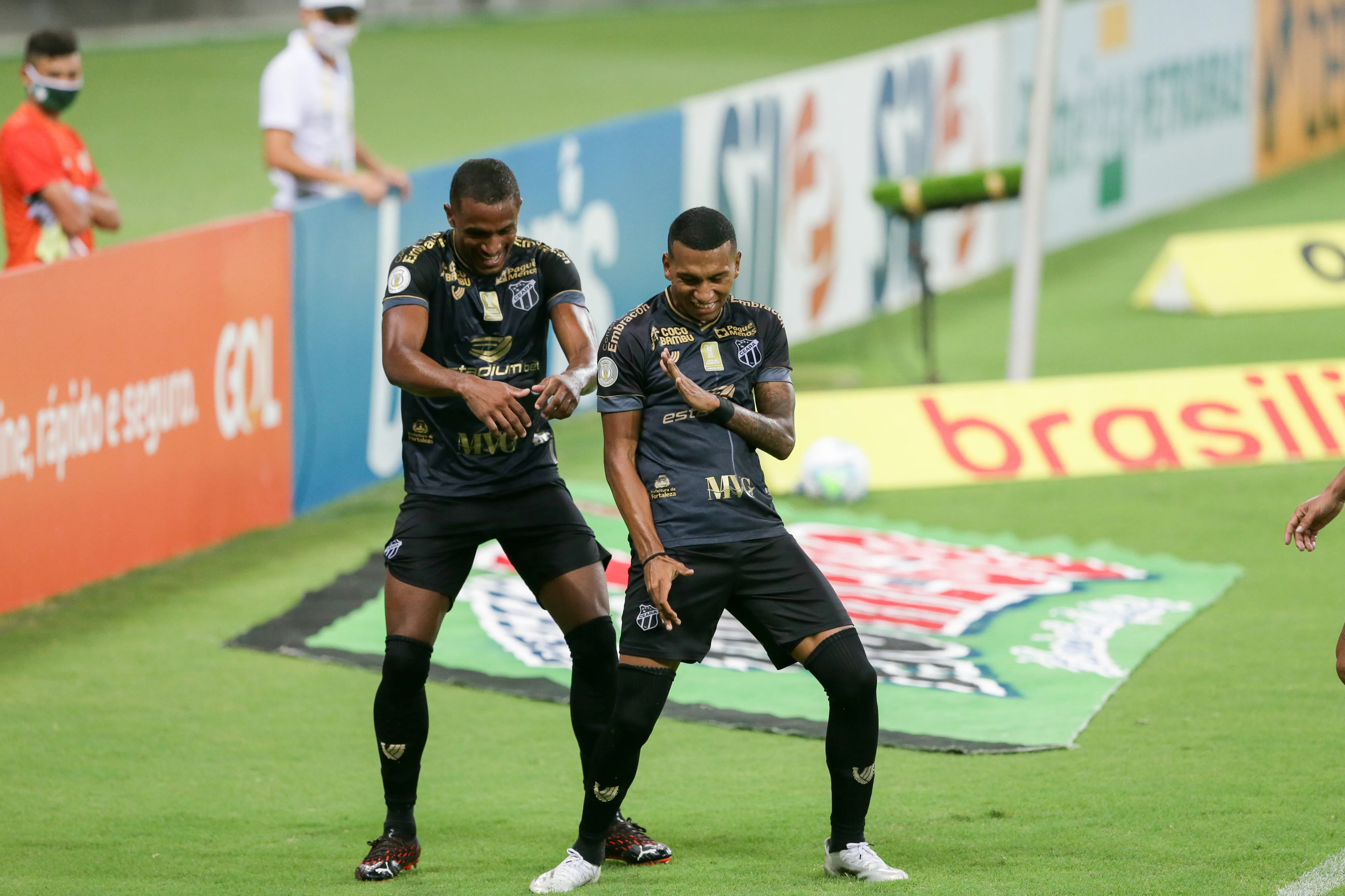 Léo Chú marcou aos 13 do segundo tempo e comemorou com dança na Arena Castelão