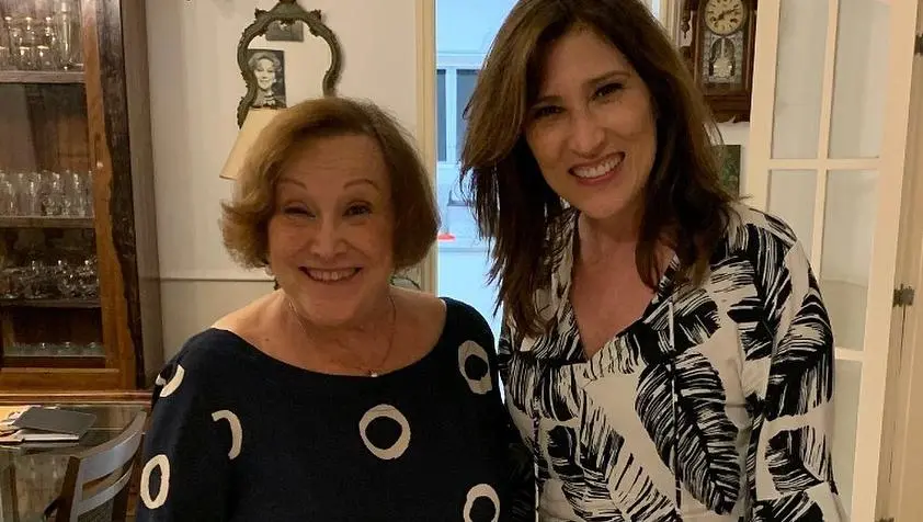 Imagem da notícia: Beth Goulart diz que o estado da mãe 'continua delicado' e pede orações a Nicette Bruno