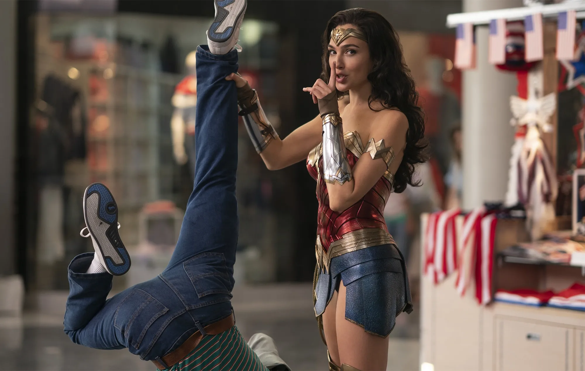 Gal Gadot se mostra confortável no papel durante o longa e é responsável pela energia magnética da Mulher-Mravilha