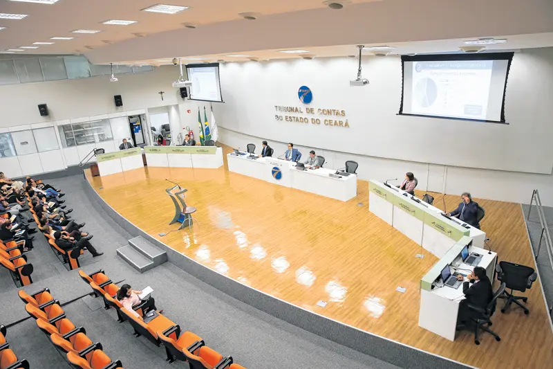 Imagem da notícia: TCE aponta demissões, contratos irregulares e risco de falta de médicos em municípios do Ceará