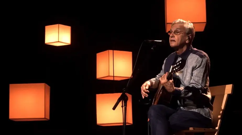 Imagem da notícia: Lives, livro e documentário: a quarentena produtiva de Caetano Veloso