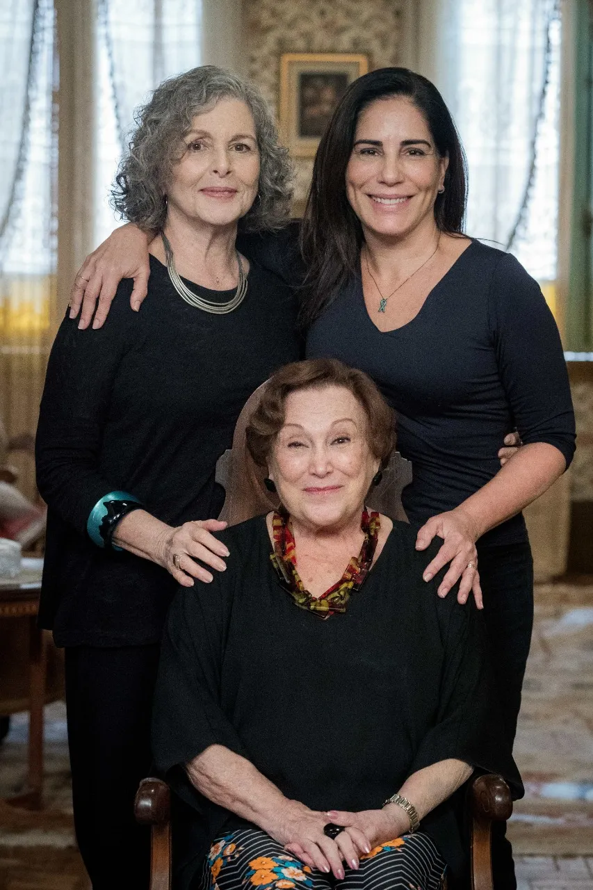 As três atrizes que interpretaram a protagonista Lola se encontraram no remake de 