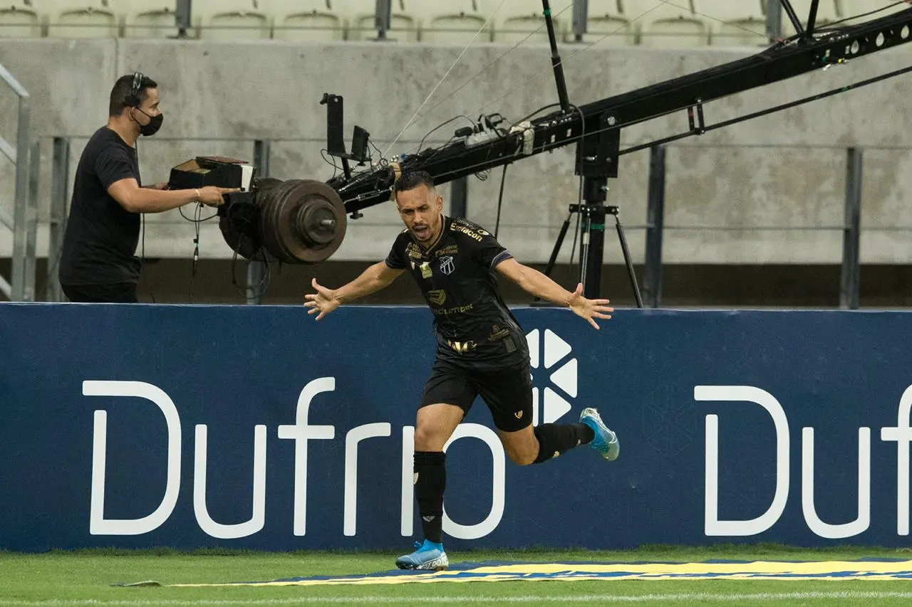 Imagem da notícia: Ceará domina o Fortaleza e vence último Clássico-Rei do ano 
