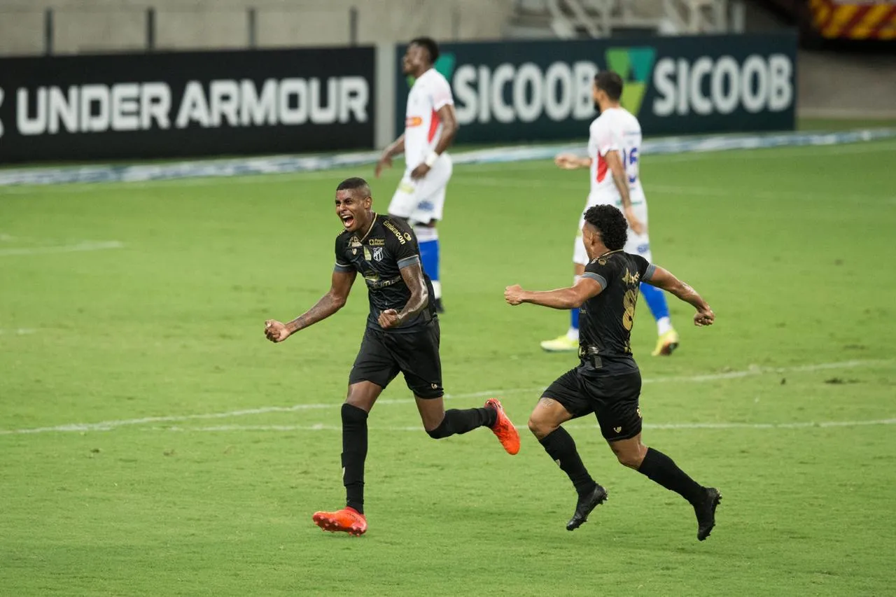 Cleber foi muito participativo e marcou no Clássico pela primeira vez