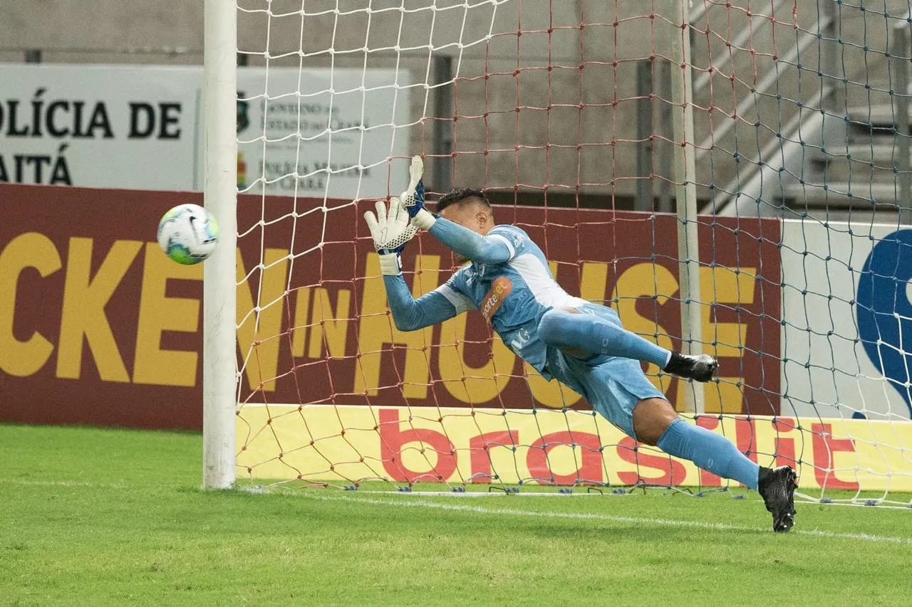 Felipe Alves fez boas defesas no primeiro tempo