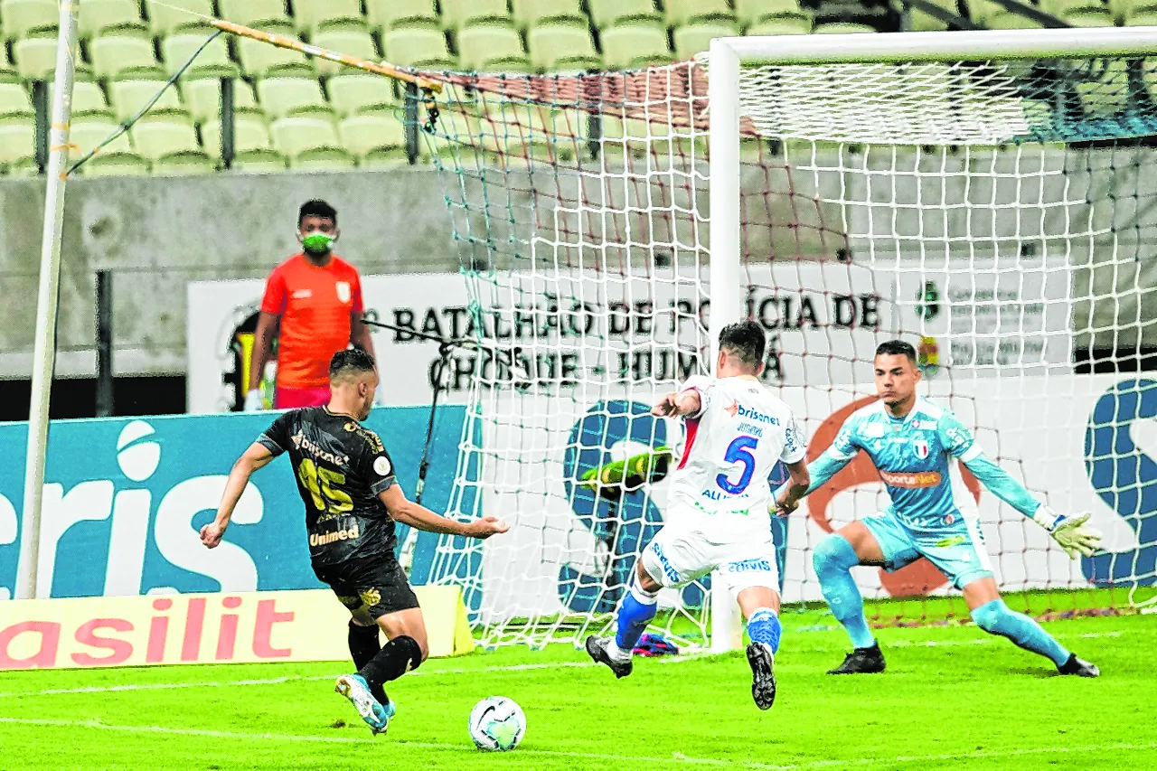 Lima fez bela jogada pela esquerda e marcou um golaço para o Vovô, abrindo caminho para a vitória