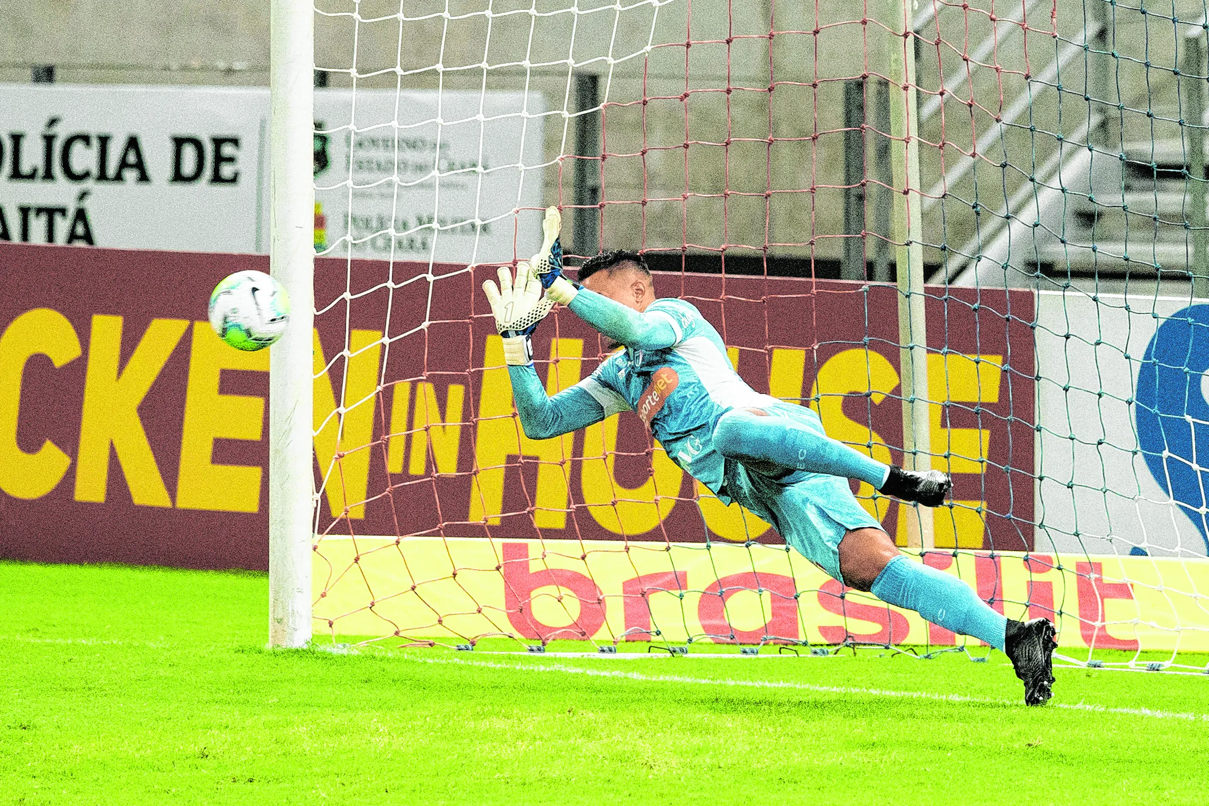 O Ceará perdeu um pênalti ainda no 1º tempo, com Vina parando em Felipe Alves