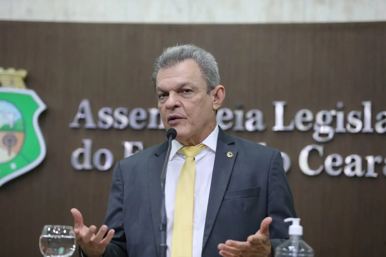 Imagem da notícia:  Aulas em Fortaleza já têm plano de retomada imediato; prefeitura aguarda aval sanitário 