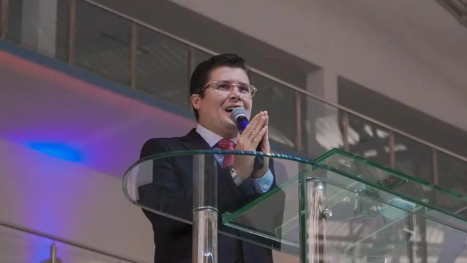 Imagem da notícia: MPCE intima pastor a esclarecer discurso de que vacina chinesa ocasiona câncer e tem HIV