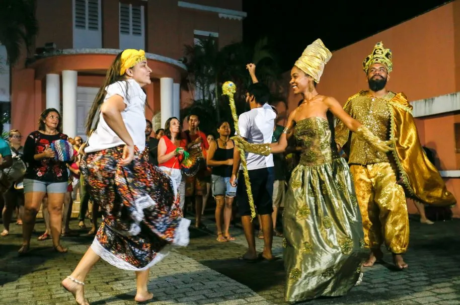 Com 300 brincantes, o Maracatu Solar tem mantido atividades virtuais, incluindo lançamento da loa 2021. Na foto, registro do pré-carnaval 2020
