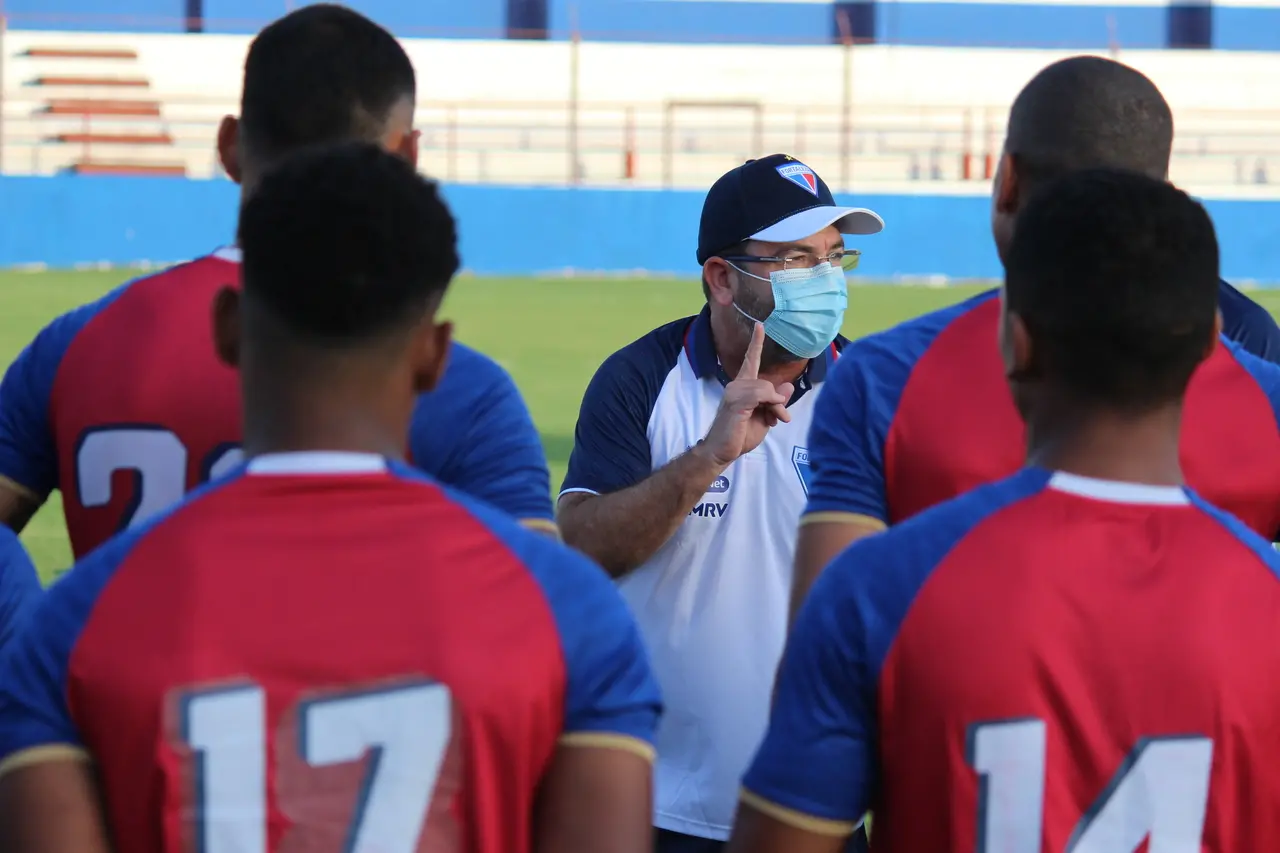 Imagem da notícia: Motivos do aceite, DNA ofensivo e retomada de carreira: a 1ª entrevista de Enderson no Fortaleza