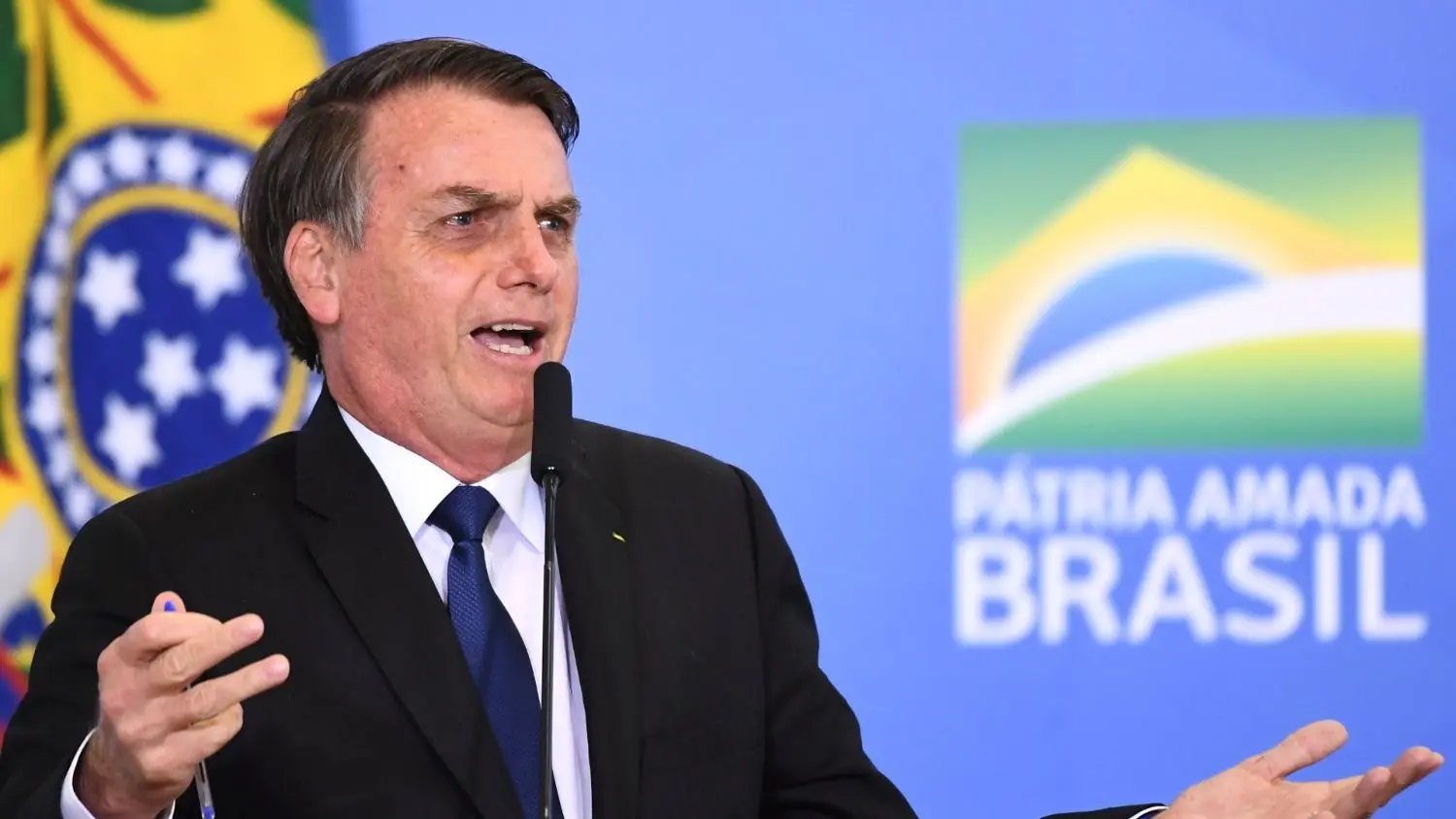 Imagem da notícia: Bolsonaro veta suspensão de dívidas de clubes de futebol durante pandemia