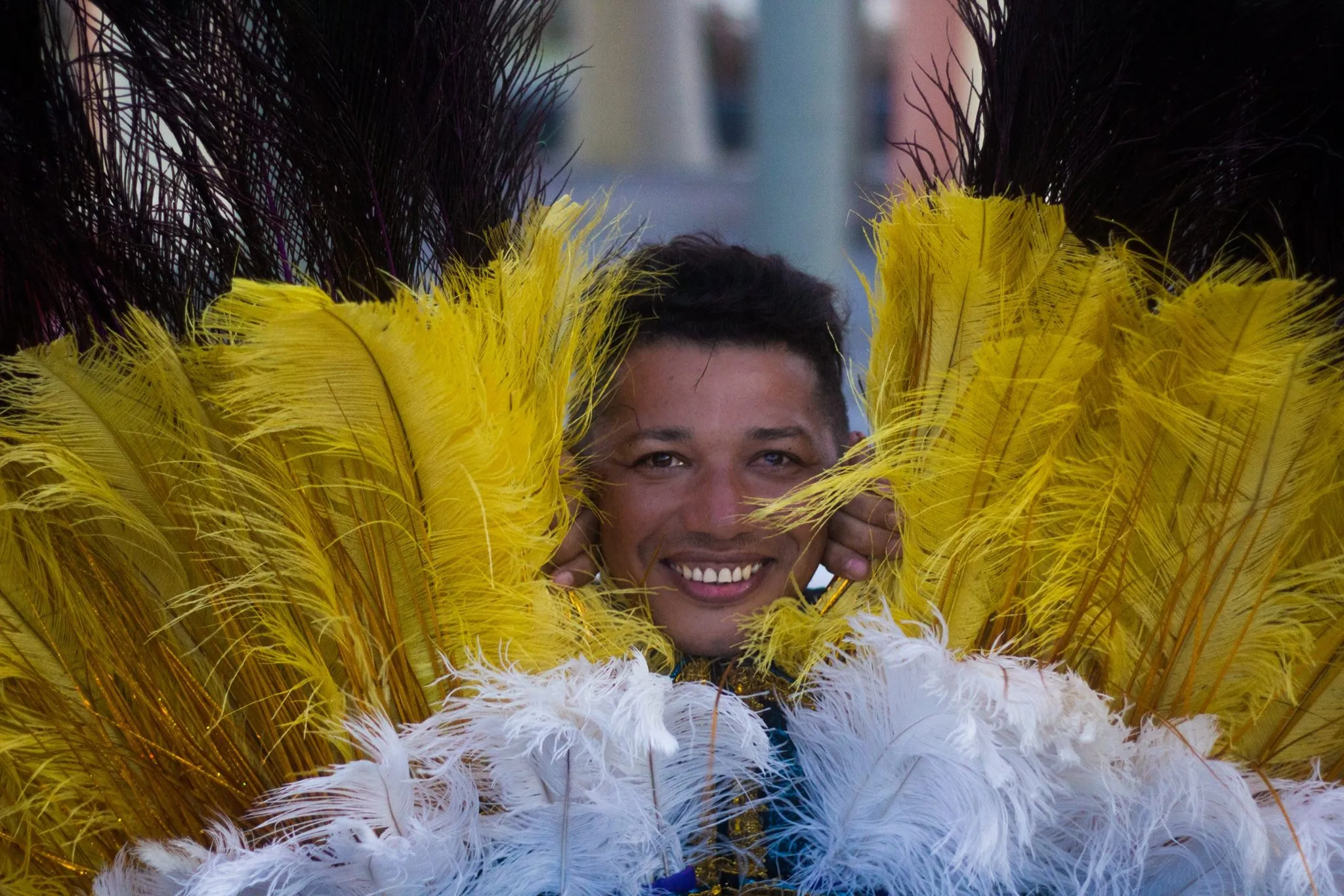 O carnavalesco Márcio Santos se mudava todo mês de janeiro para o barracão do Maracatu Vozes da África