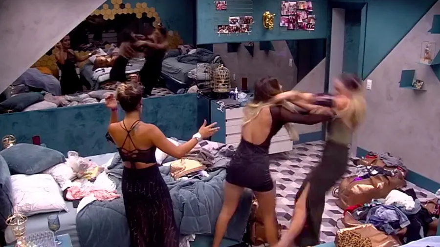 Briga resultou na expulsão de Hariany por agressão
