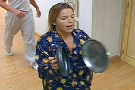 Tina usou duas tampas de panelas para acordar todos os participantes
