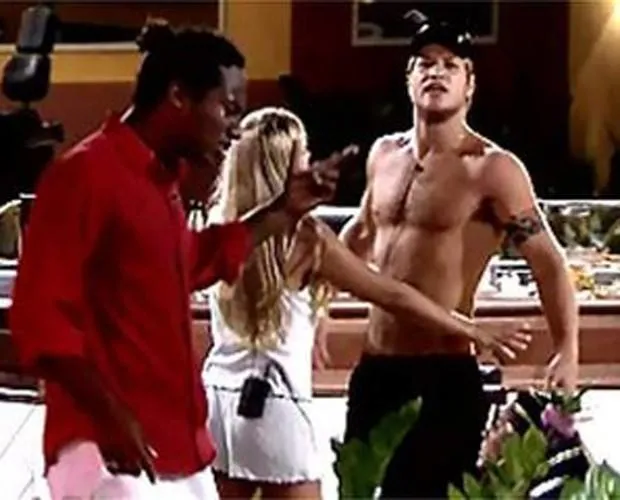 Airton tirou a cueca de Alemão enquanto ele dormia, o que motivou a briga