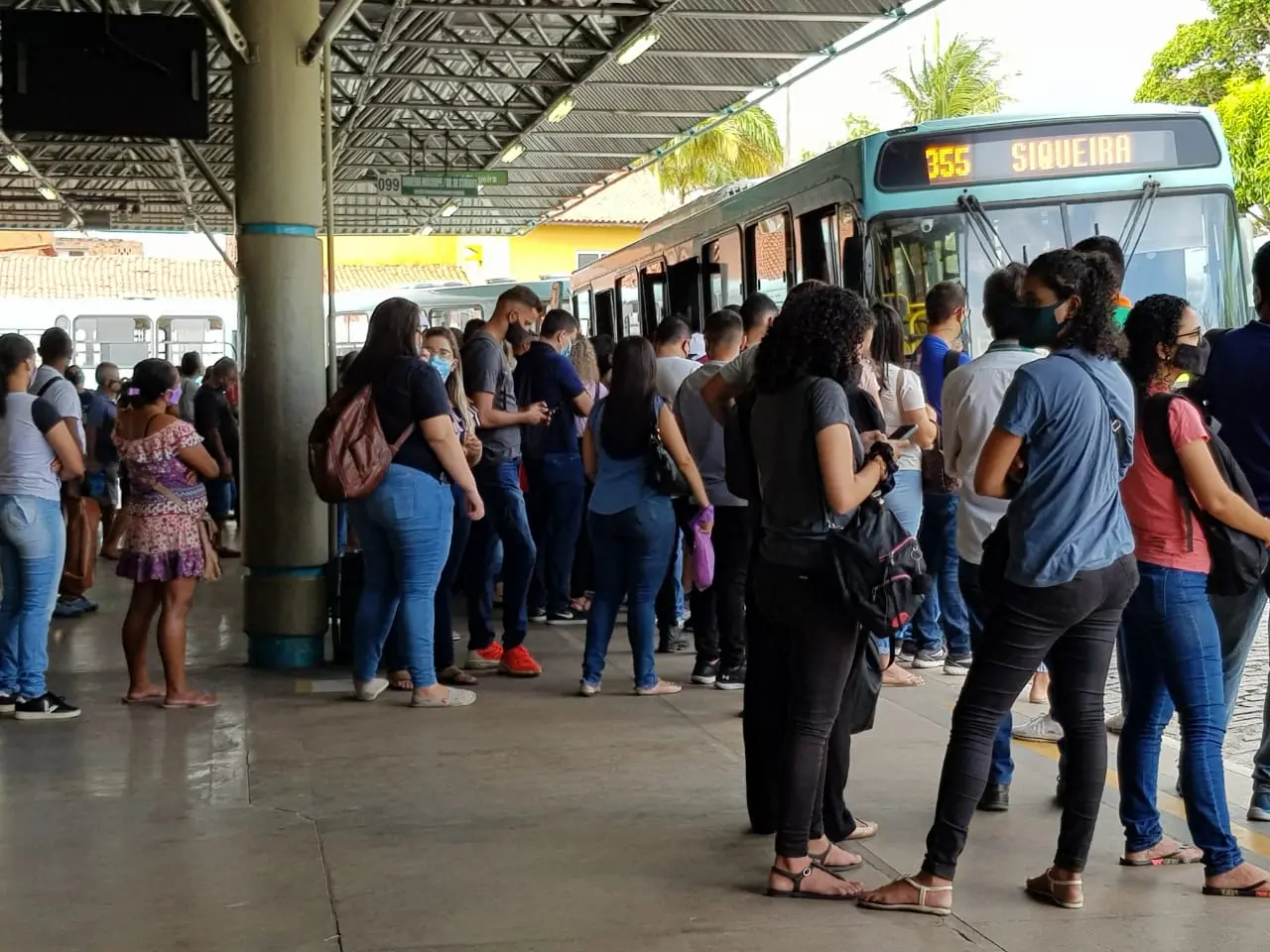 Imagem da notícia: Sem retorno integral da frota de ônibus, população enfrenta superlotação