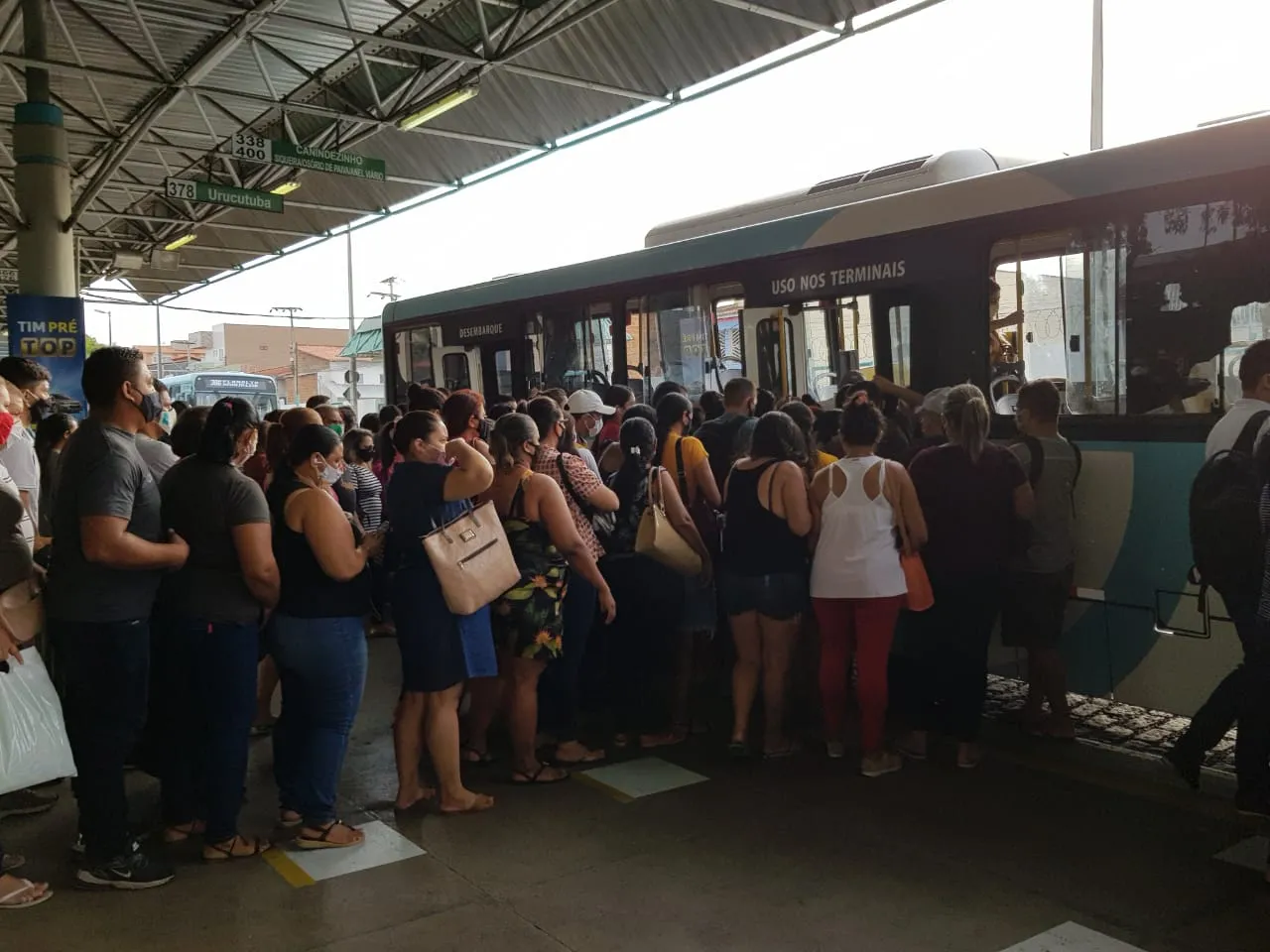 Na imagem, é possível perceber a dificuldade em respeitar a orientação de distanciamento social indicada no chão