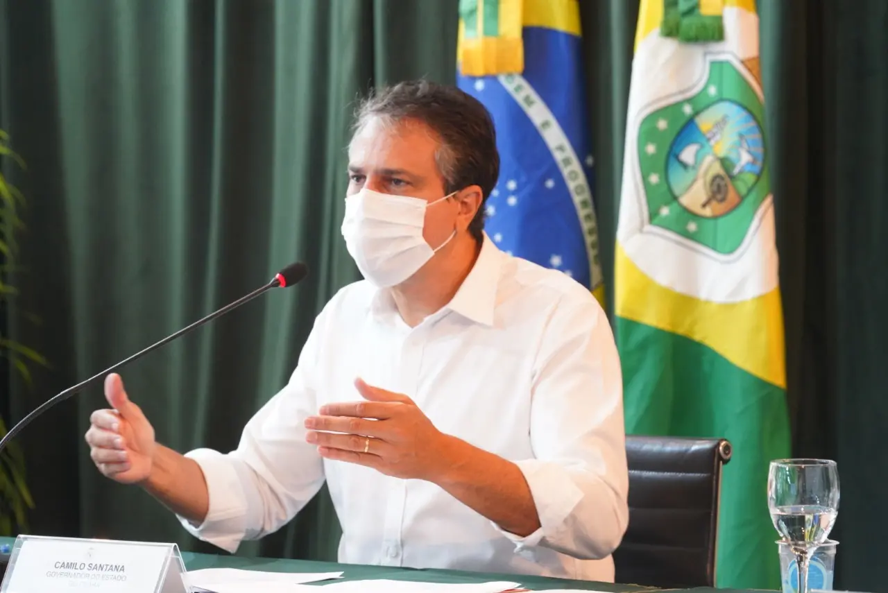 Imagem da notícia: Camilo Santana reúne 130 dos 184 prefeitos do Ceará para tratar de volta às aulas e vacinação 