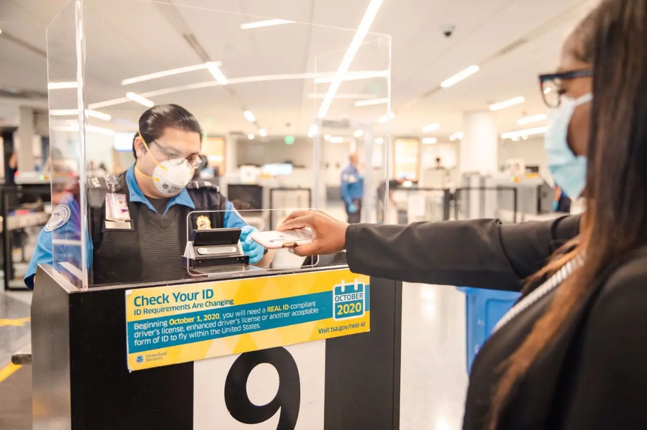 Imagem da notícia: Estados Unidos vão exigir teste negativo de Covid-19 para viajantes que chegarem ao país