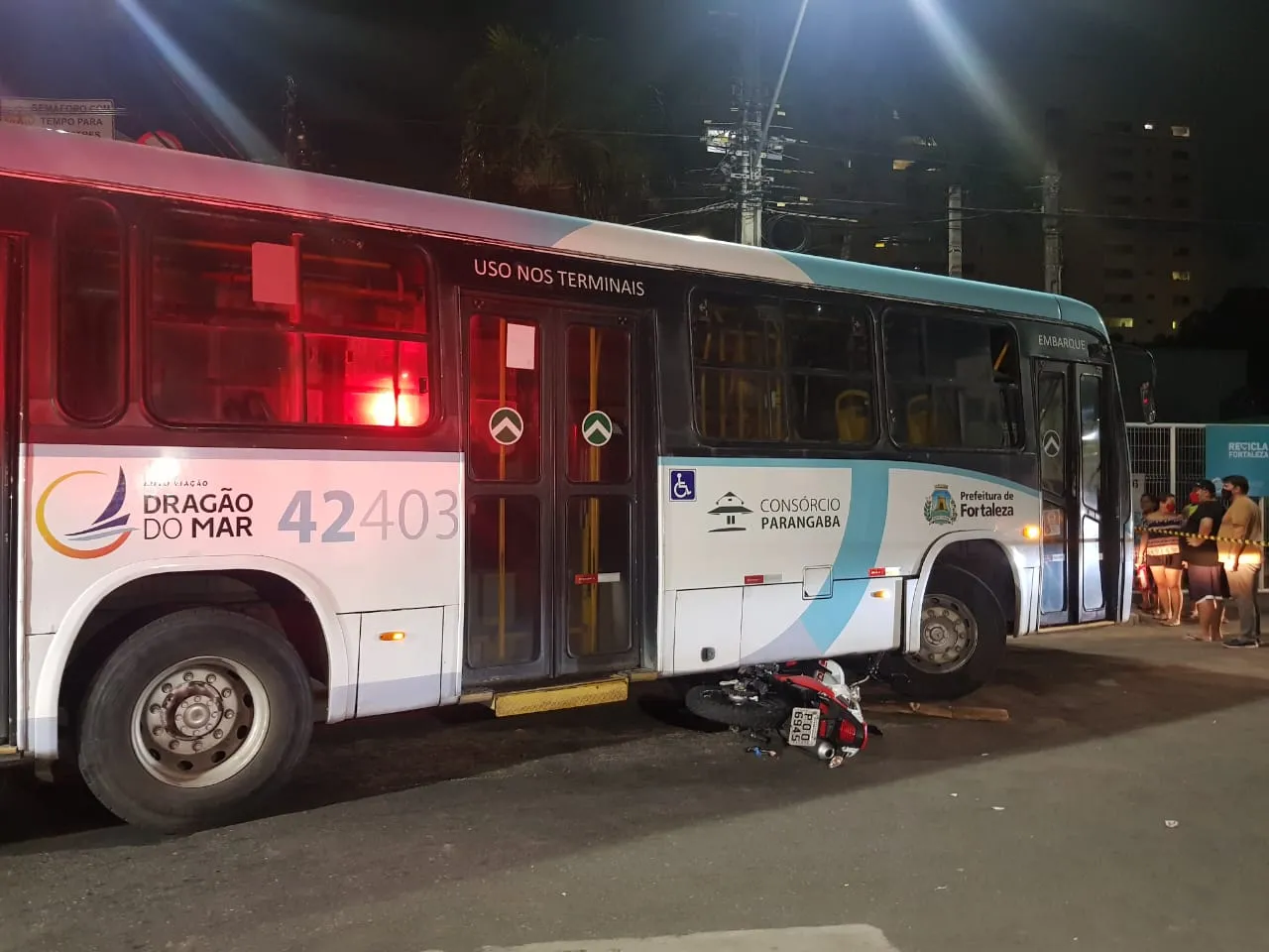 O ônibus passou por cima da motocicleta que o ex-jogador pilotava
