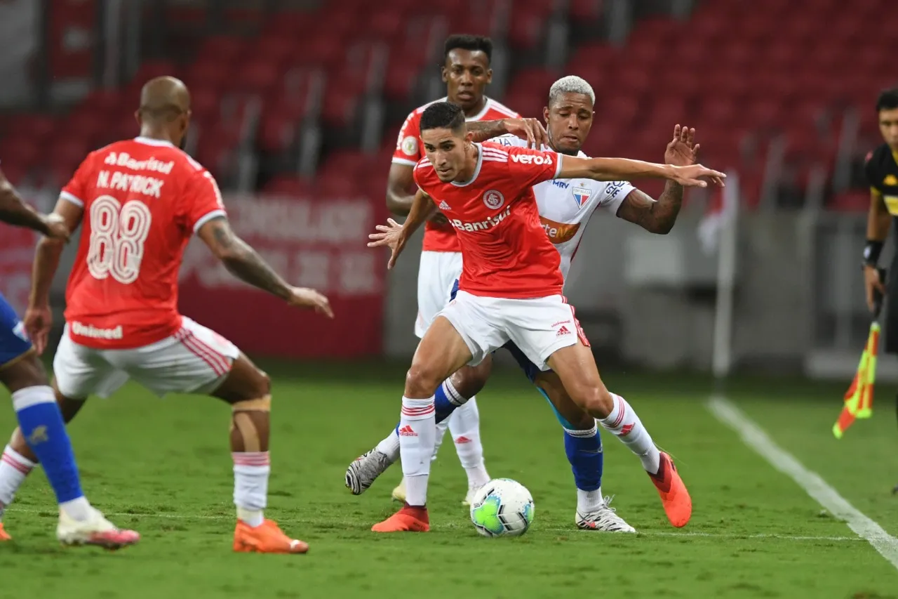 Enderson Moreira armou o Fortaleza com o esquema de quatro atacantes, mudando a postura tática utilizado na estreia contra o Grêmio