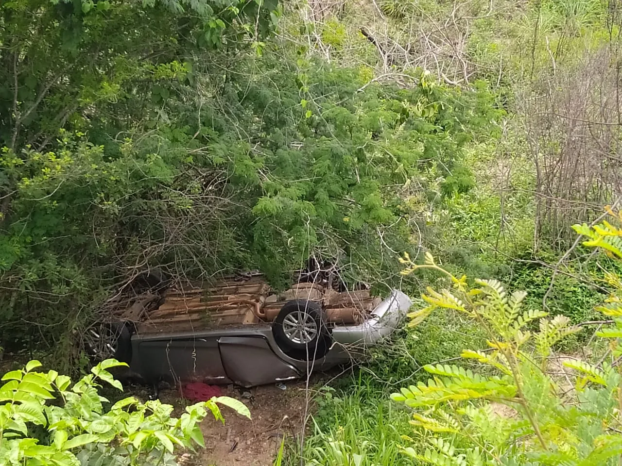 Carro foi localizado por moradores de Formosa do Rio Preto, em área de difícil acesso.